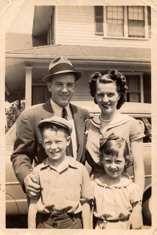 1940s family portrait before